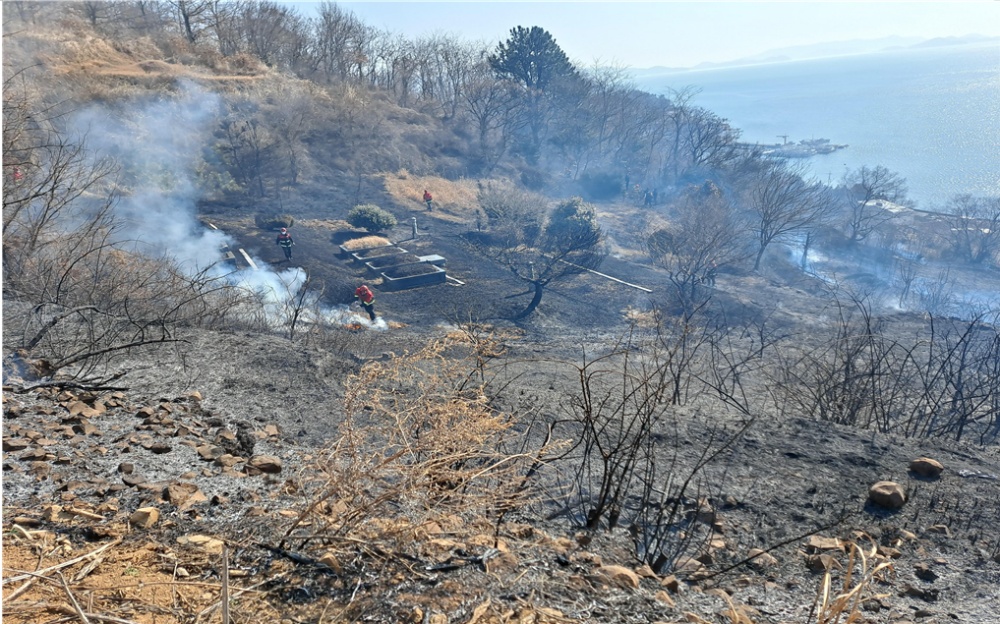 ▲ 소방대원이 농촌 화재를 진압하고 있다.