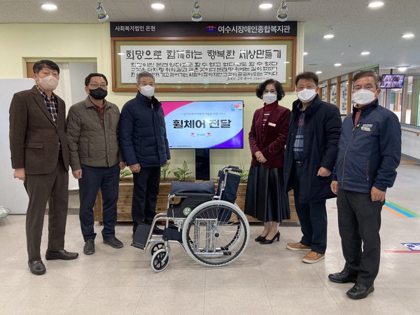 ▲ 천사회(회장 최정규)에서 여수시장애인종합복지관(관장 강춘안) 이용인 김**에게 휠체어를 전달하고 있다.ⓒ김연주