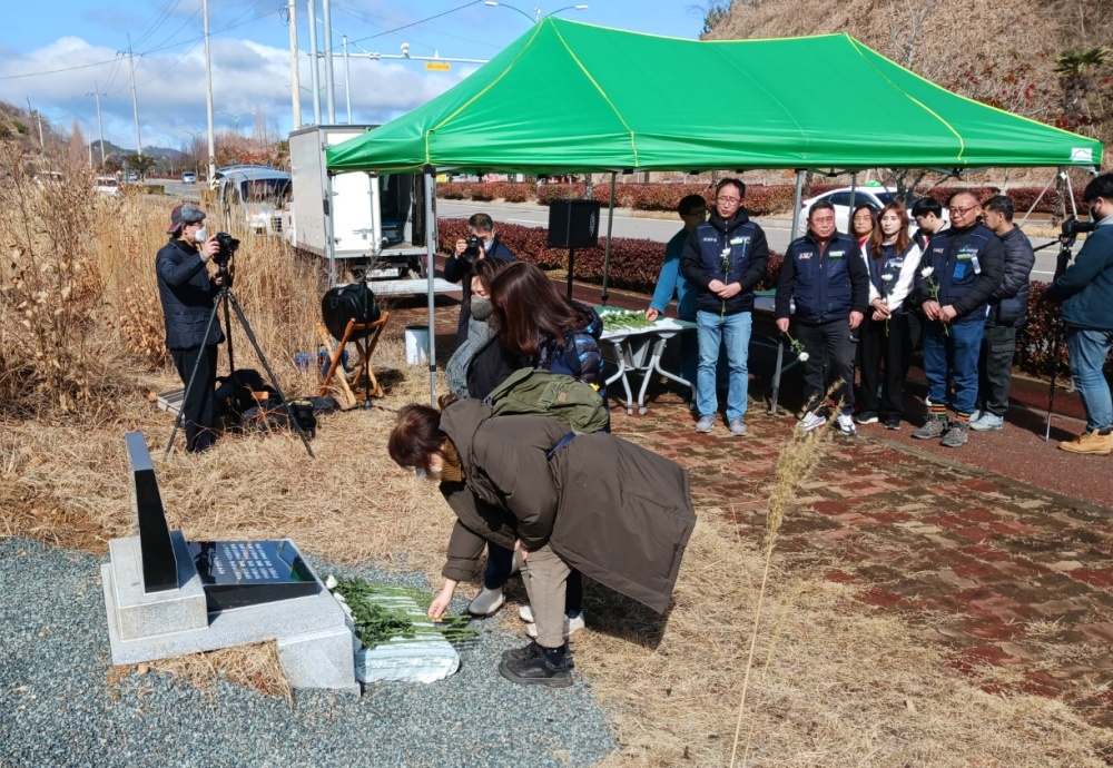 ▲ 추모비 제막식 참여자들이 헌화를 하고 있다.