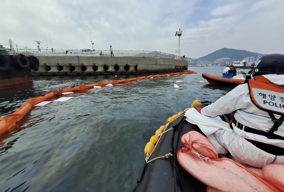 ▲ 우두리 물량장 앞 해양오염사고 방제 작업 모습
