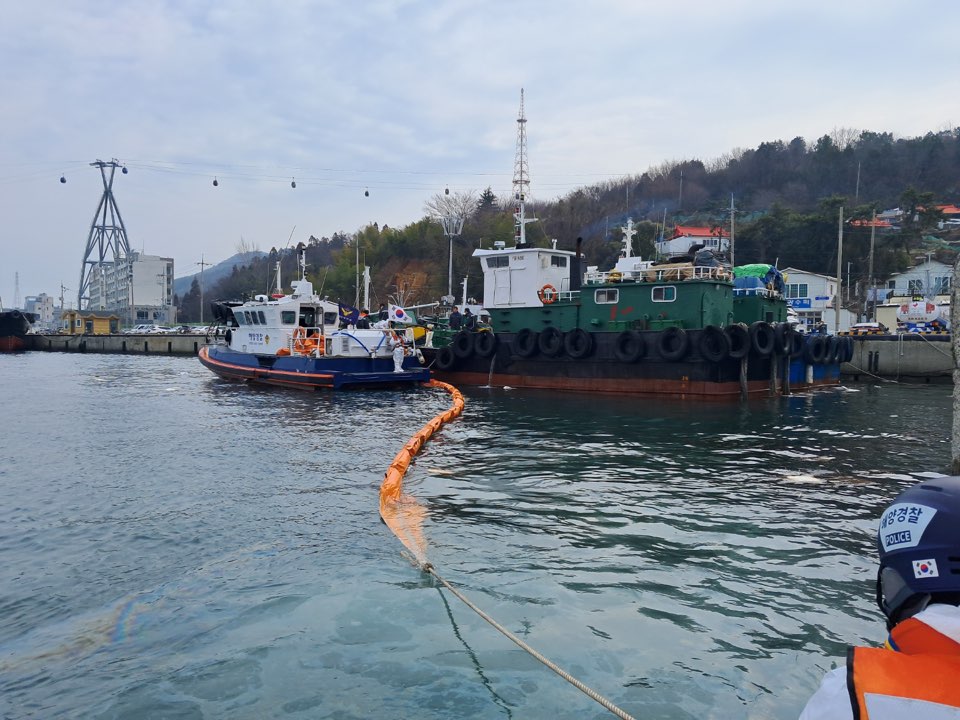 ▲ 기름 확산을 막기 위해 해경이 오일펜스를 설치하고 있다.