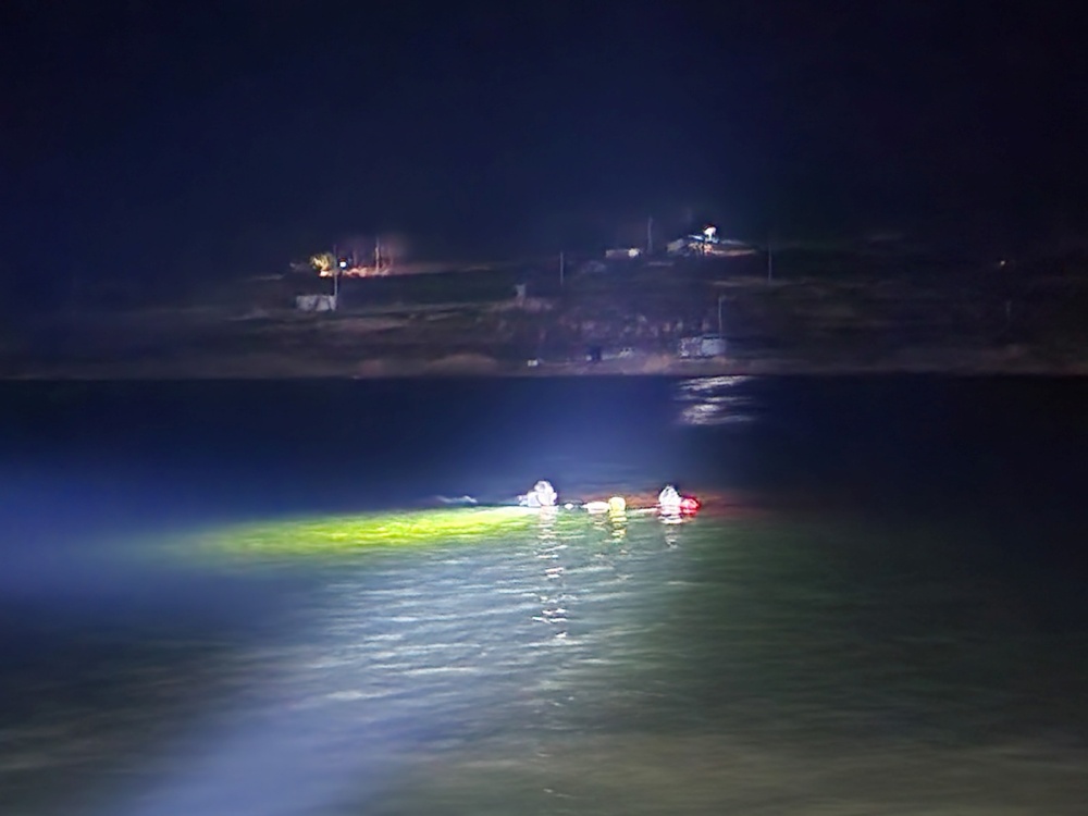 ▲ 돌산 승월마을 저수지에 침수된 차량 운전자를 구조하고 있다.