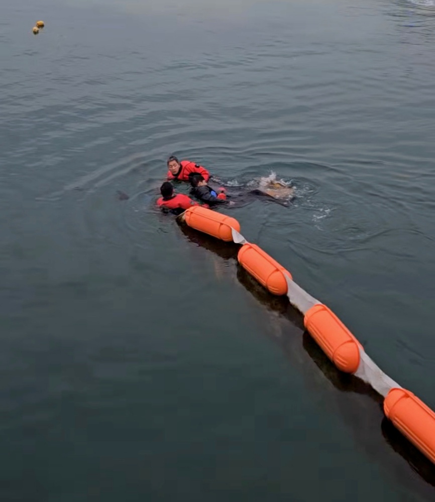 ▲ 소호동 바다에 침수된 차량 운전자를 구조하고 있다.