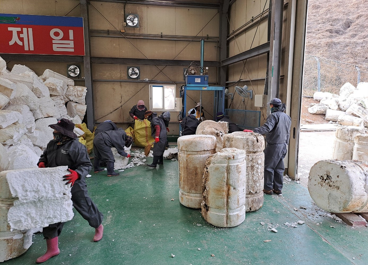 ▲ 수거된 폐스티로폼은 시 자체 감용시설을 통해 재활용한다.