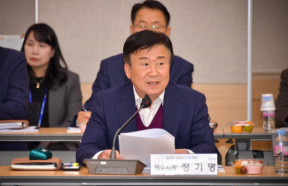 ▲10일 오후 여수시청 회의실에서 열린 당정협의회에 정기명 여수시장을 비롯한 주철현‧김회재 국회의원, 시의회 의장, 도‧시의원, 주요 당직자 등 70여명이 참석했다. 