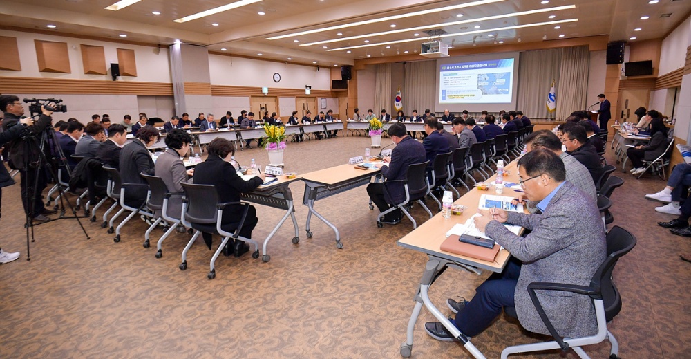 ▲ 10일 오후 여수시청 회의실에서 열린 당정협의회에 정기명 여수시장을 비롯한 주철현‧김회재 국회의원, 시의회 의장, 도‧시의원, 주요 당직자 등 70여명이 참석했다.