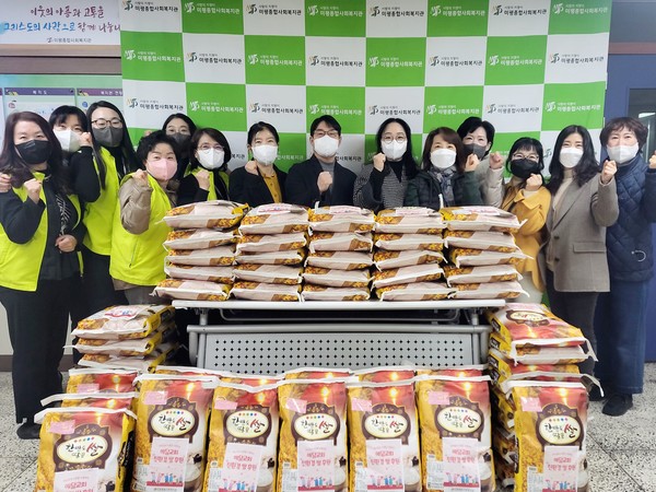 ▲  후원물품 전달 후 기념사진을 찍고 있다.