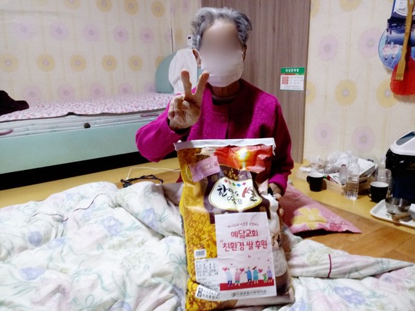 ▲ 후원물품을 전달 받은 어르신