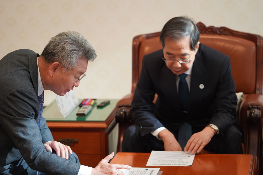 ▲ 김회재 의원이 한덕수 총리에게 지역 숙원 과제 해결 범정부 지원을 요청하고 있다.