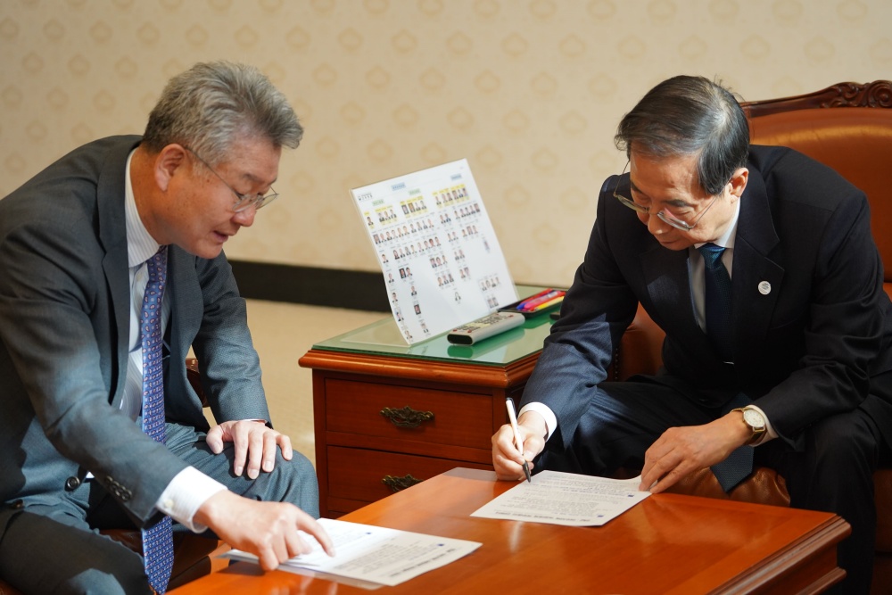 ▲김회재 의원이 한덕수 총리에게 지역 숙원 과제 해결 범정부 지원을 요청하고 있다.