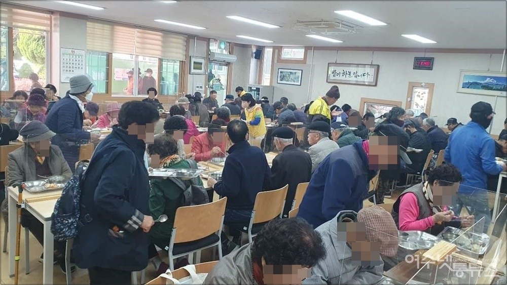 ▲ 우산클럽에서 여수 동여수복지관 어르신들에게 국밥 봉사를 하고 있다.ⓒ김태호