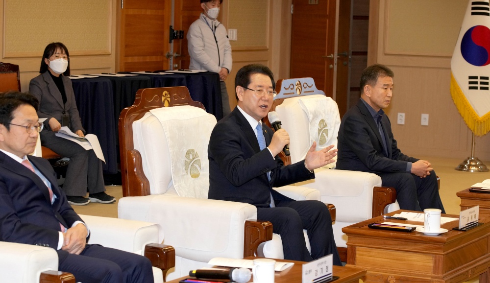 ▲ 김 지사가 차세대 반도체 기술 선도에 힘을 모을 것을 제안하고 있다.