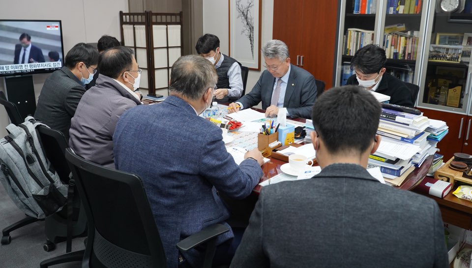 ▲김회재 의원이 산업부, 환경부, 행안부로부터 여수광양 국가산단 공업용수 부족 관련 긴급 보고를 받고 있다.