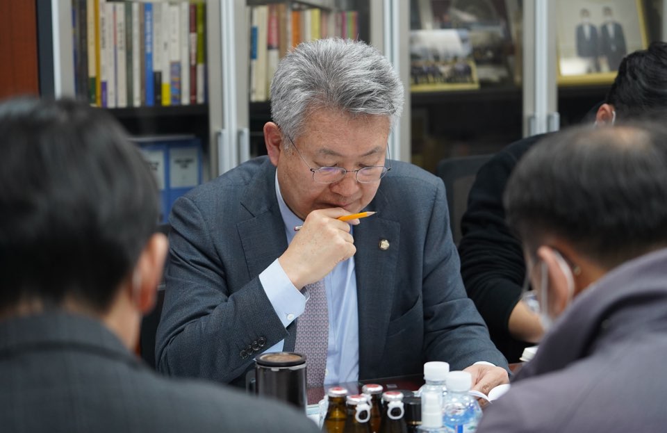 ▲김회재 의원이 산업부, 환경부, 행안부로부터 여수광양 국가산단 공업용수 부족 관련 긴급 보고를 받고 있다.