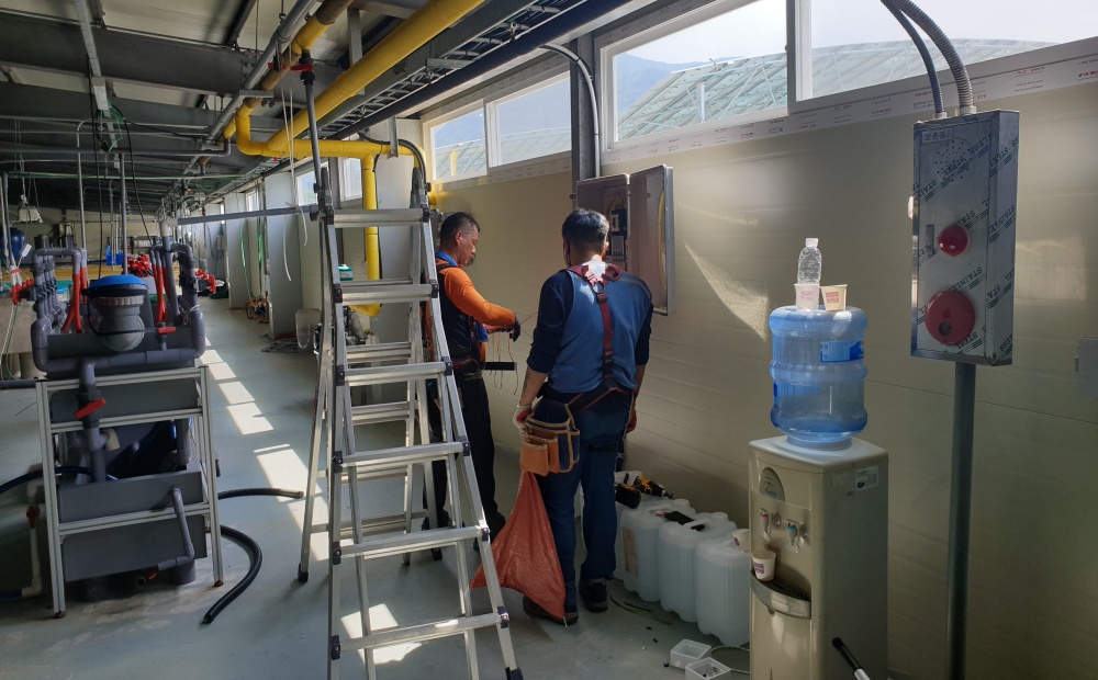 ▲ 양식장 전기 관리 모습