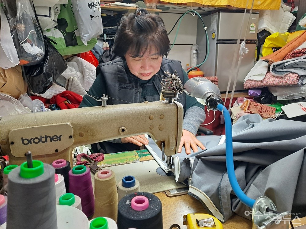 ▲여수 서시장 옷수선 가게 단비네 조용심 대표가 재봉틀로 원단 박음질을 하고 있다. ⓒ조찬현