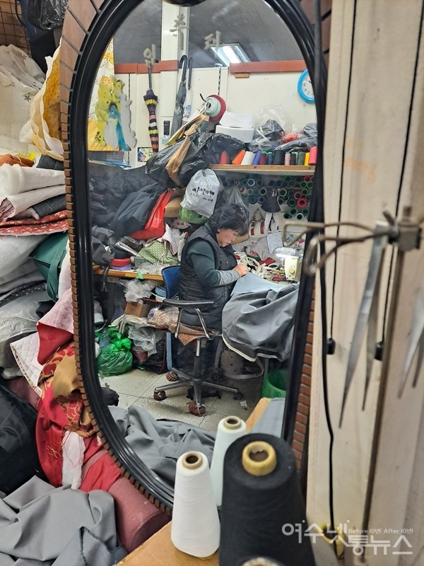 ▲ 여수 서시장 단비네 조용심 대표가 원단을 손질하고 있다.ⓒ조찬현