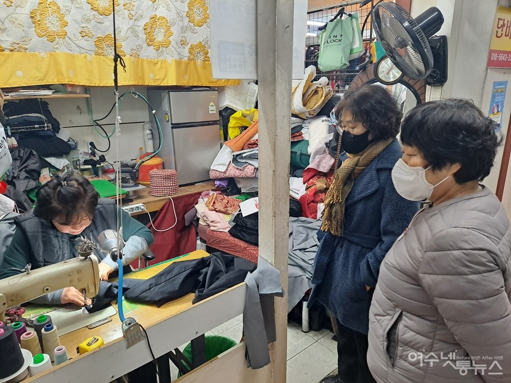 ▲ 여수 서교동에서 옷 고치러 왔다는 김순애 어머니 일행이다.ⓒ조찬현