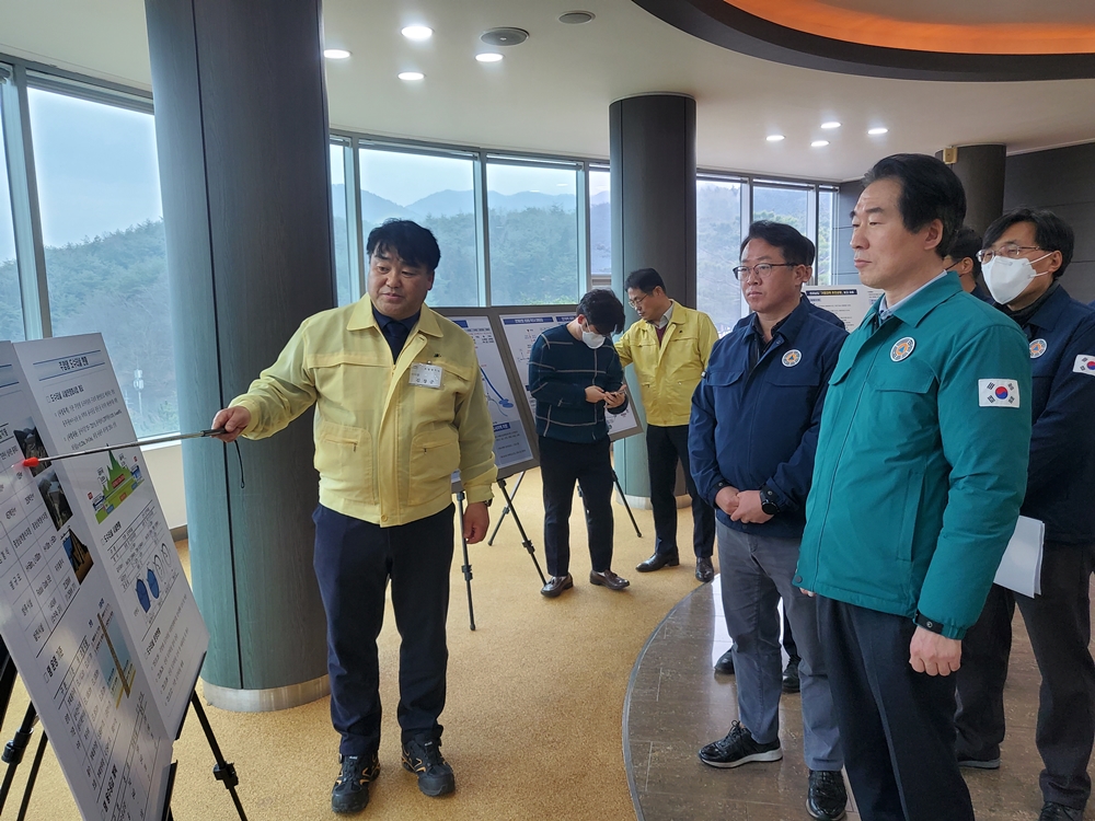 ▲ 문금주 행정부지사가 행안부와 주암댐 가뭄현장을 점검하고 있다.