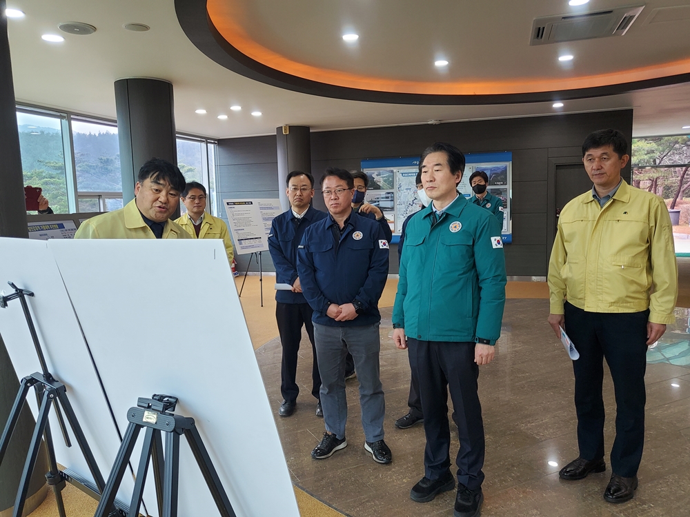 ▲ 문금주 행정부지사가 행안부와 주암댐 가뭄현장을 점검하고 있다.