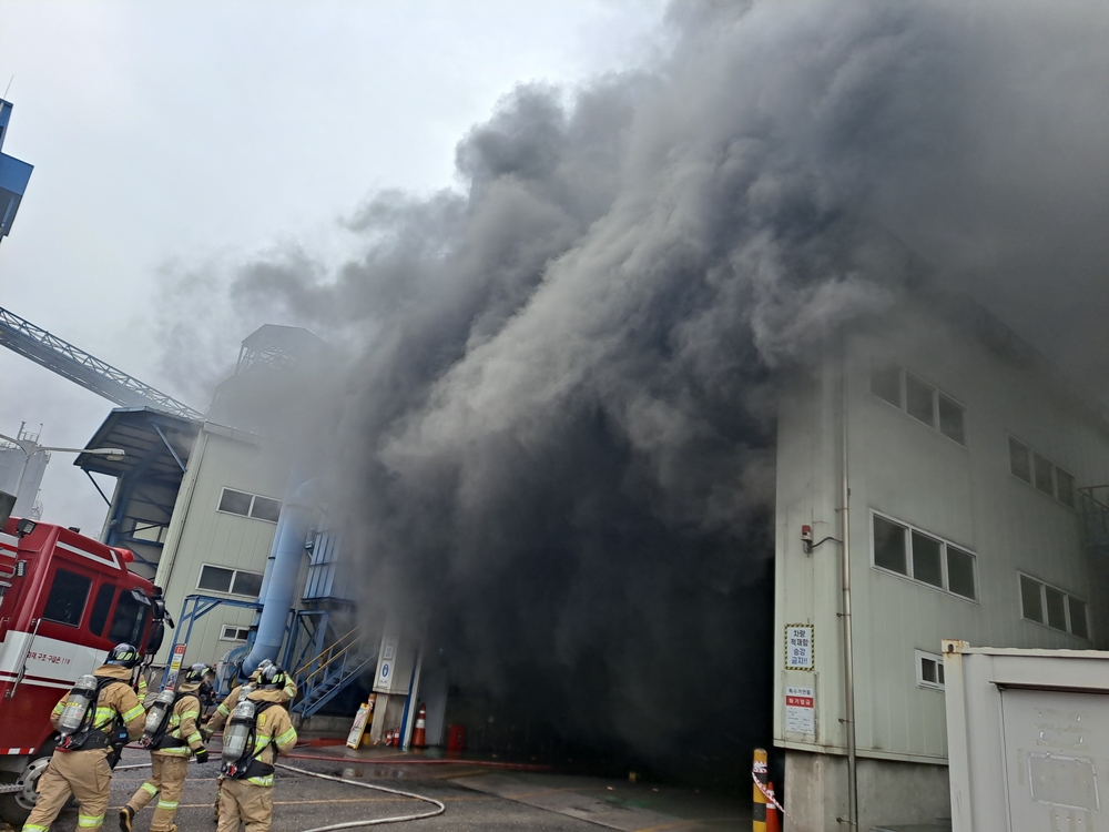 ▲ 화재를 진압하는 여수소방대원