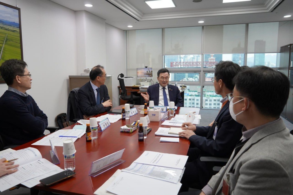 ▲ 실무간담회 모습. 주철희 여순사건위원회 소위원장, 천영평 국무조정실 행정정책과장, 박관재 행정안전부 사회통합지원과 사무관, 김정훈 여순사건위원회 지원단장, 이향섭 여순사건위원회 지원단 심사조사과장이 대화를 나누고 있다.