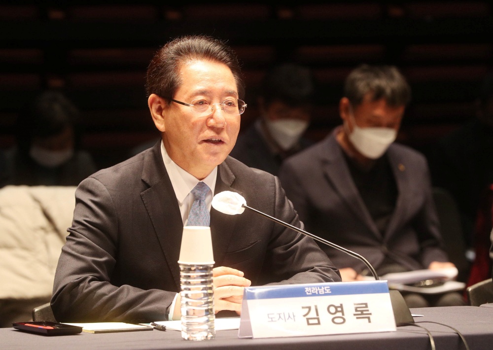 ▲ 김영록 전남도지사가 20일 오전 경남 통영시 통영국제음악당에서 열린 해양수산부-남해안권(부산ㆍ경남ㆍ전남) 정책협의회에서 인사말을 하고 있다.