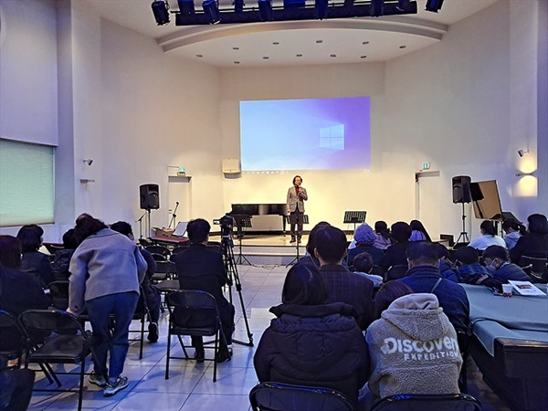 ▲오! 감사 누림 콘서트를 축하해주기 위해 참석한 테너 박종열씨가 고종환 교사가 작곡한 '너도 처음부터 꽃이었구나!'를 열창하고 있다 ⓒ오문수