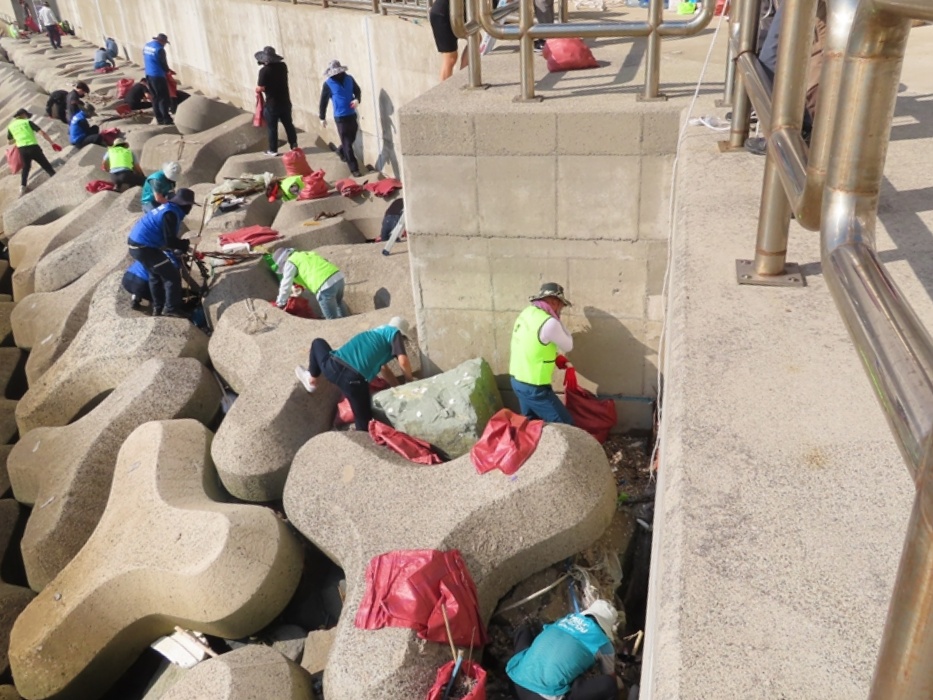 ▲ 여수해수청이 소속된 전남동부 해양환경지킴이 협의회가 오동도 방파제에 버려진 쓰레기를 치우고 있다. 