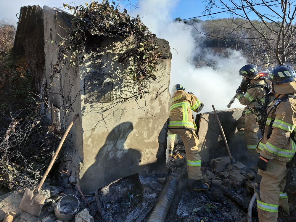 ▲ 여수소방대원이 화재를 진압하고 있다.