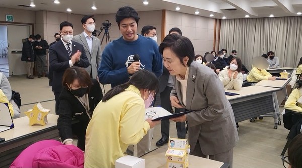 ▲ 코오롱그룹 비영리 재단법인 ‘꽃과어린왕자’ 서창희 이사장이 장학증서를 전달하고 있다.