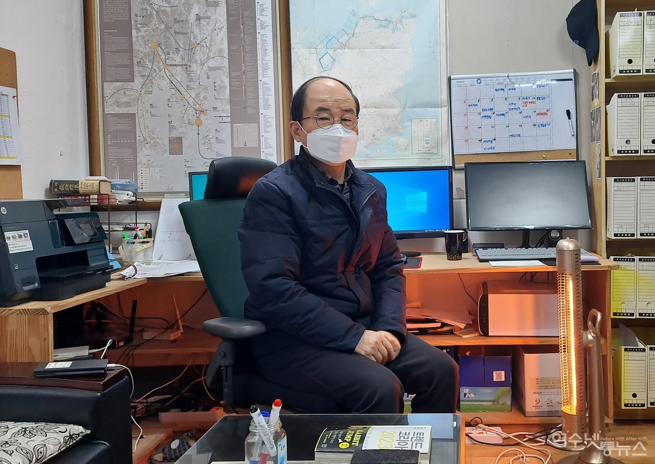 ▲여수 시민감동연구소 한창진 대표다. 그는 “시대가 바뀌어도 영원한 해직교사”이길 소망한다.  ⓒ조찬현
