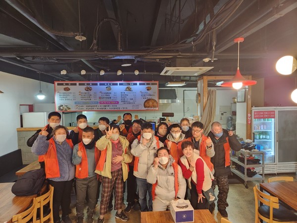 ▲ 중화식당 청춘짬뽕에서 점심만찬을 나눈 복지관 장애인