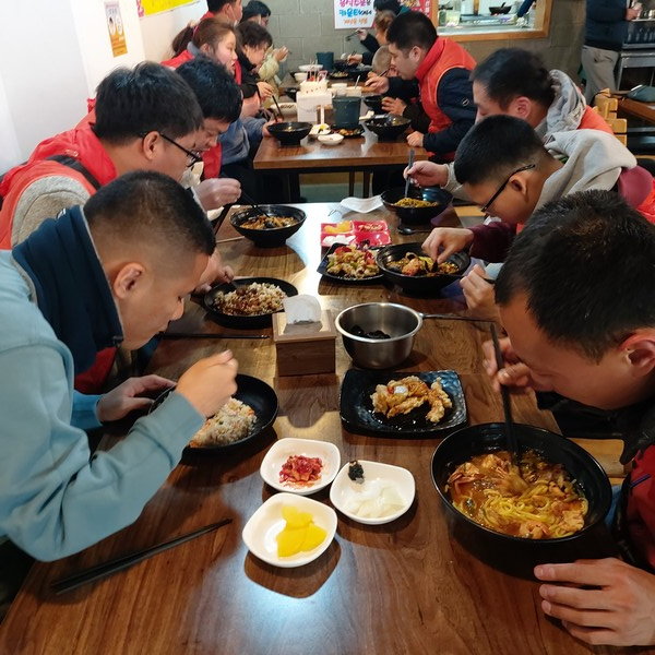 ▲ 중식을 즐기는 사람들