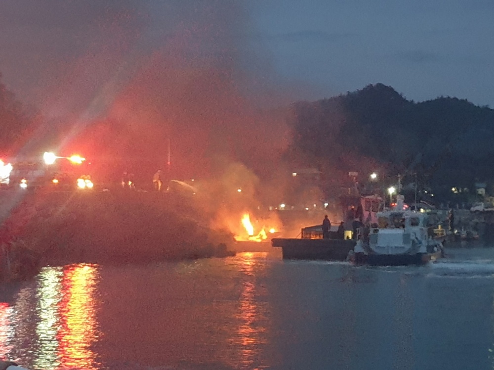 ▲ 해경이 화재가 난 선박을 진화하고 있다.