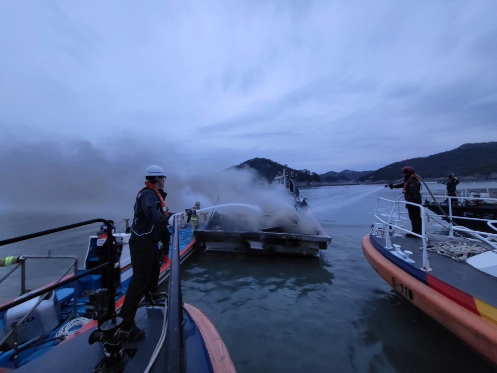 ▲ 해양경찰 연안구조정이 화재를 진압하고 있다.