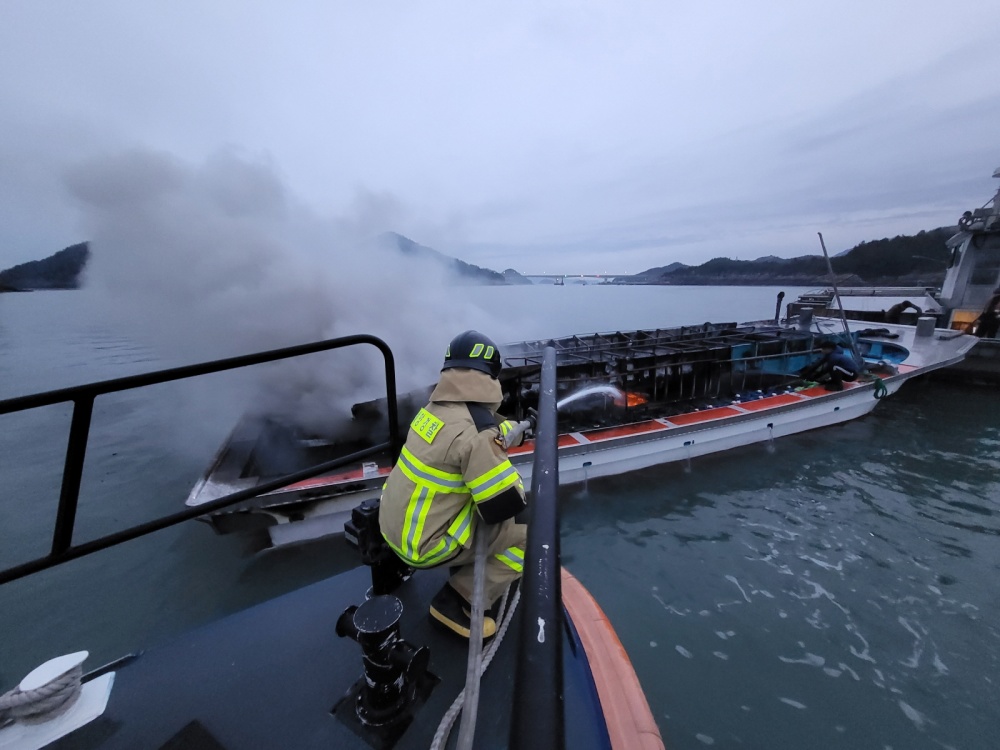 ▲ 해양경찰 연안구조정이 화재를 진압하고 있다.