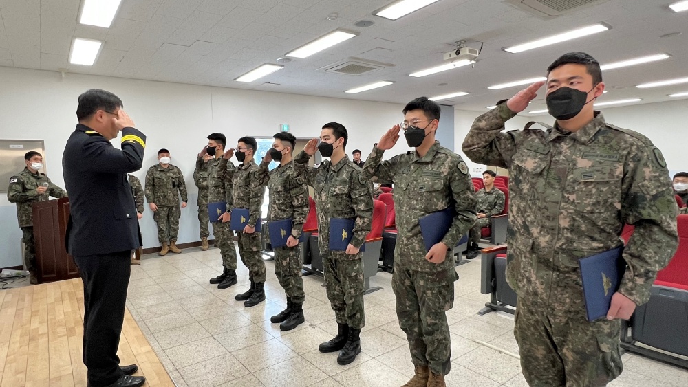 ▲ 화재 초기진압한 31사단 95여단 1대대(여수 정철대대) 대원들이 표창을 수여받았다.