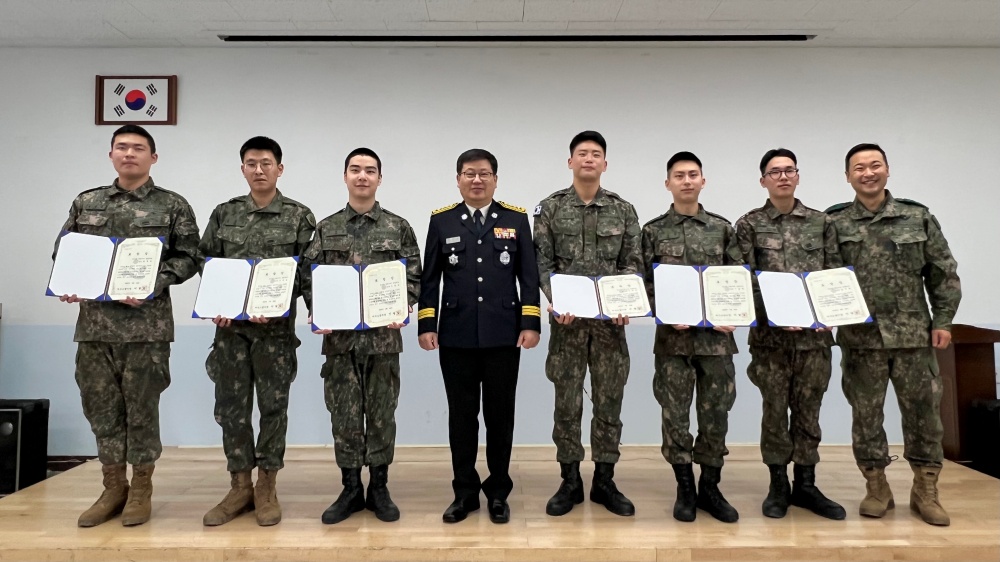 ▲ 화재 초기진압한 31사단 95여단 1대대(여수 정철대대) 대원들이 표창을 수여받았다.