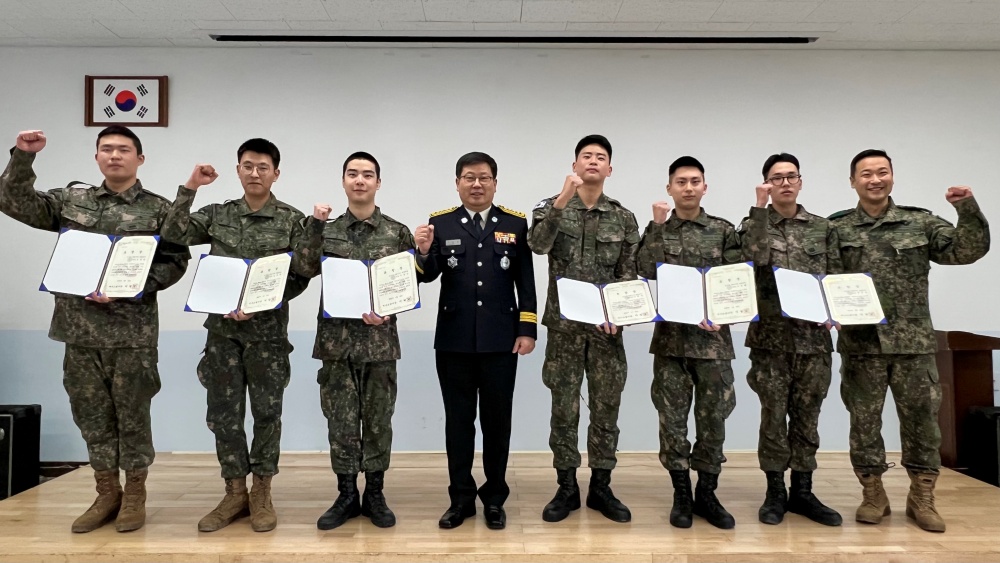 ▲ 화재 초기진압한 31사단 95여단 1대대(여수 정철대대) 대원들이 표창을 수여받았다.