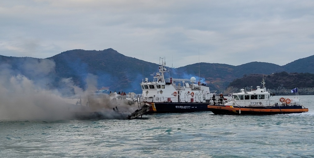 ▲ 금호도 해상 선박에서 화재를 진화중이다 ⓒ여수해경 제공