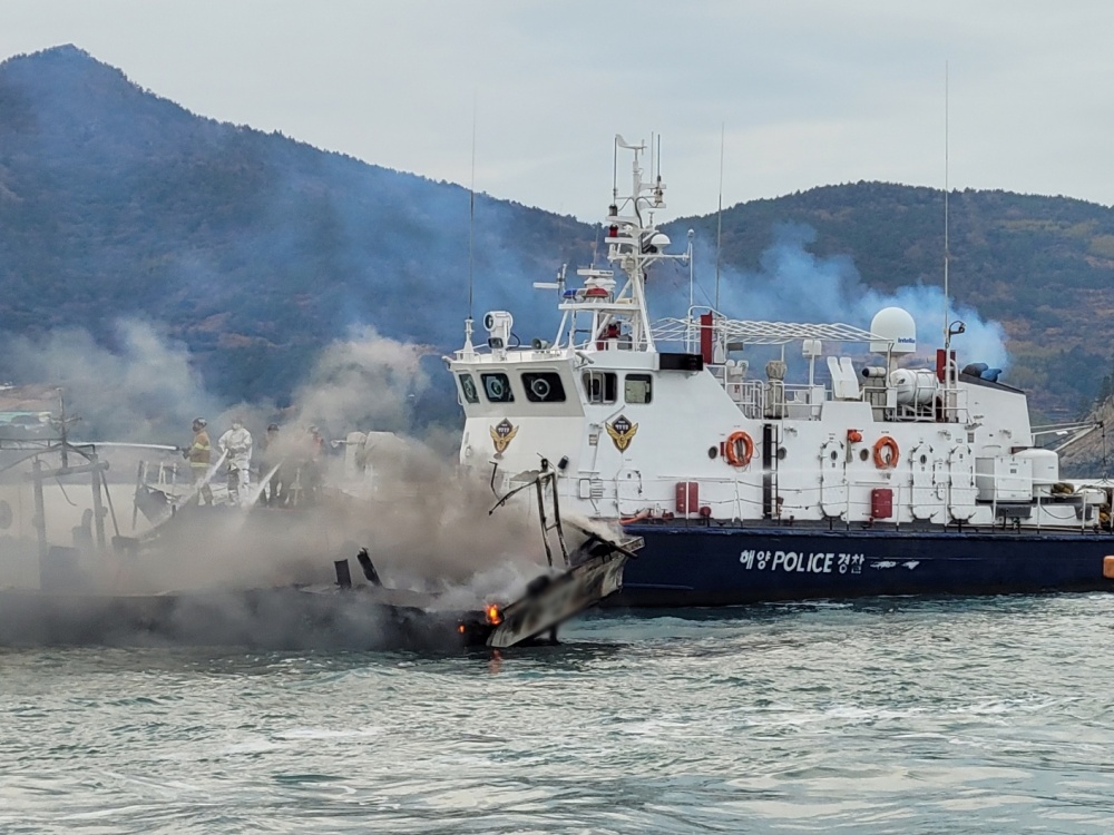 ▲ 화재 진화 모습 ⓒ여수해경 제공