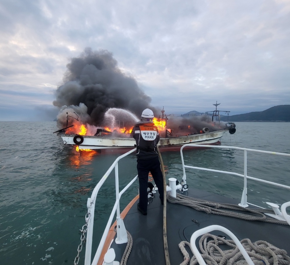 ▲ 선박에서 검은 연기가 솟고 있다 ⓒ여수해경 제공