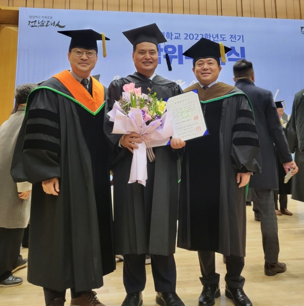 ▲ 전남대학교 명예졸업장 수여한 주종섭 도의원