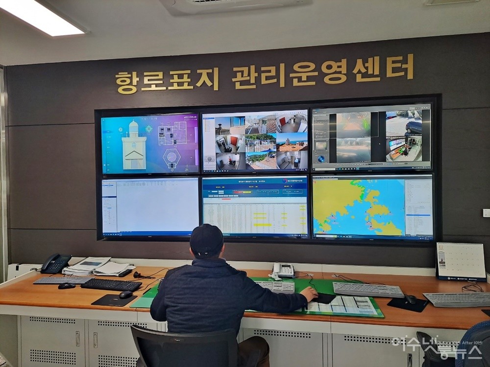 ▲ 등대지기 손한일씨는 오동도 등대를 관리하고 지키며 243기의 항로 표지를 모니터링한다. ⓒ조찬현