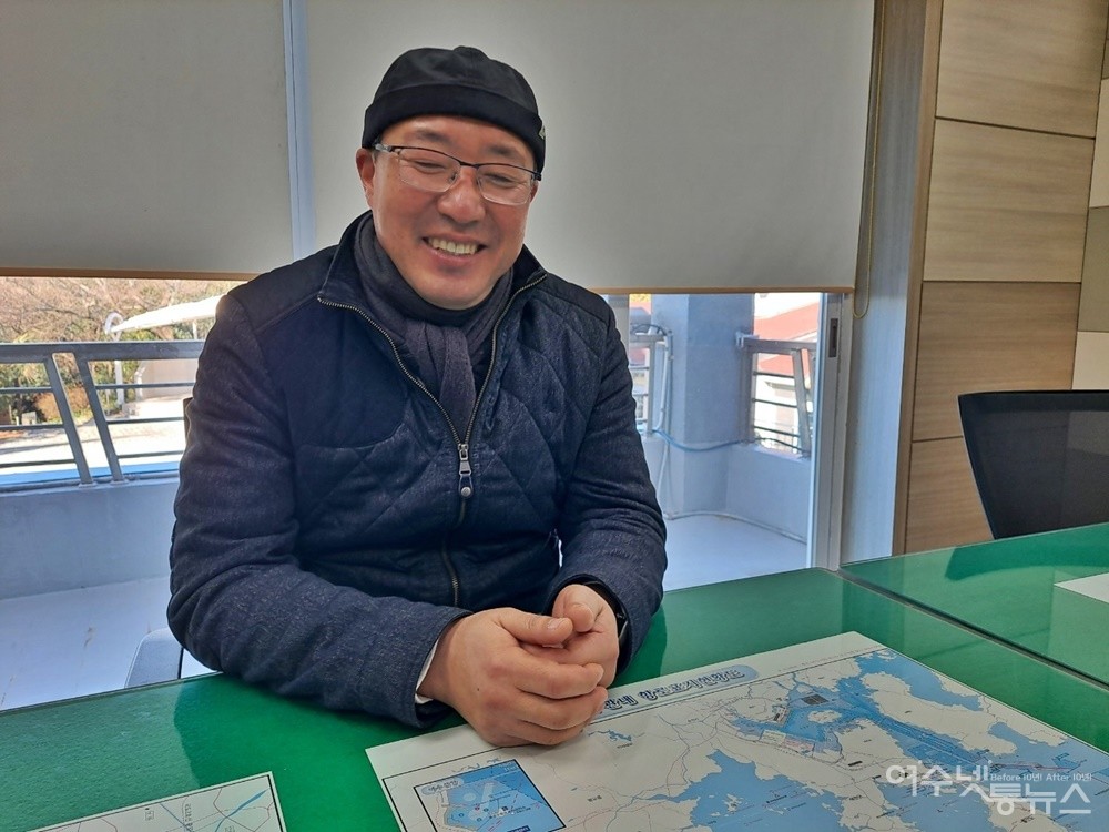 ▲ 오동도 등대지기 손한일씨가 인터뷰 도중 환하게 웃고 있다.ⓒ조찬현