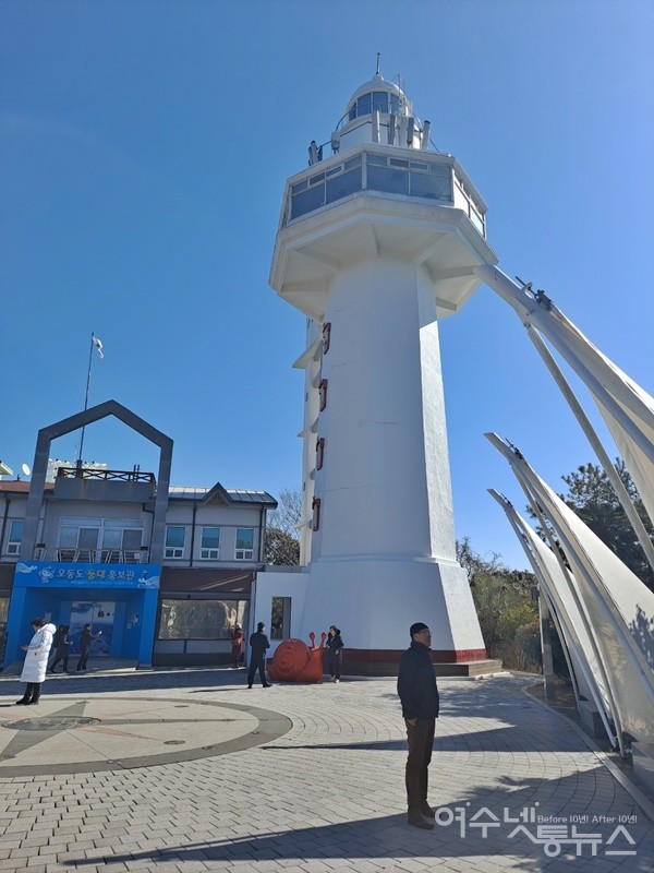 ▲1952년 5월 12일 처음 불을 밝힌 오동도 등대는 오동도 정상에 있다. 등탑의 높이는 8.48m였으나 2002년 높이 27m의 백색 8각형으로 개축하였다. 10초 간격으로 빛나는 등대 불빛은 46km 떨어진 먼바다에서도 확인할 수 있다. ⓒ조찬현