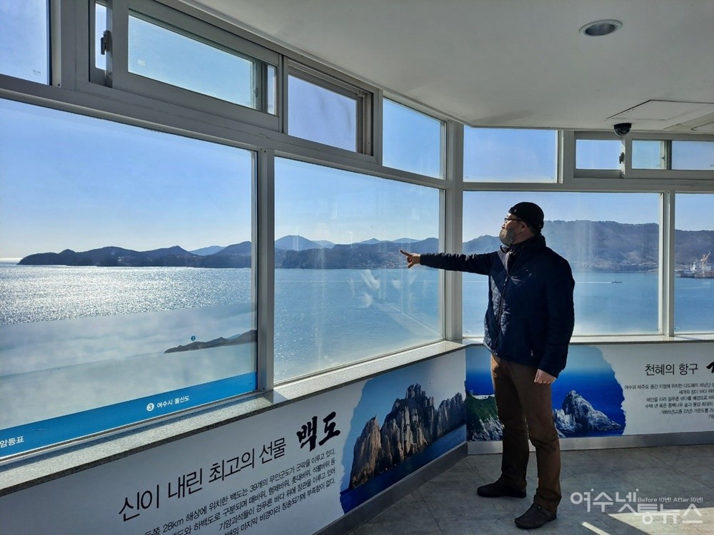 ▲오동도 등대 전망대에 오르면 여수 바다는 물론 남해, 하동 등의 바다까지 한눈에 볼 수 있다. ⓒ조찬현