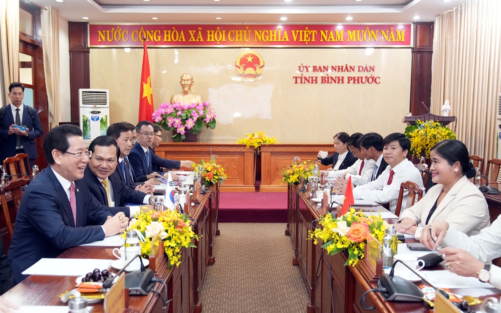 ▲ 베트남을 방문중인 김영록 전라남도지사가 24일(현지시간) 빈프억성 인민회의 본부를 방문, 쩐 뚜에 히엔 성장 등 30여 명이 참석한 가운데 간담회를 갖고 농업, 일자리, 관광, 문화 등 실질적 교류협력 방안을 논의하고 있다.