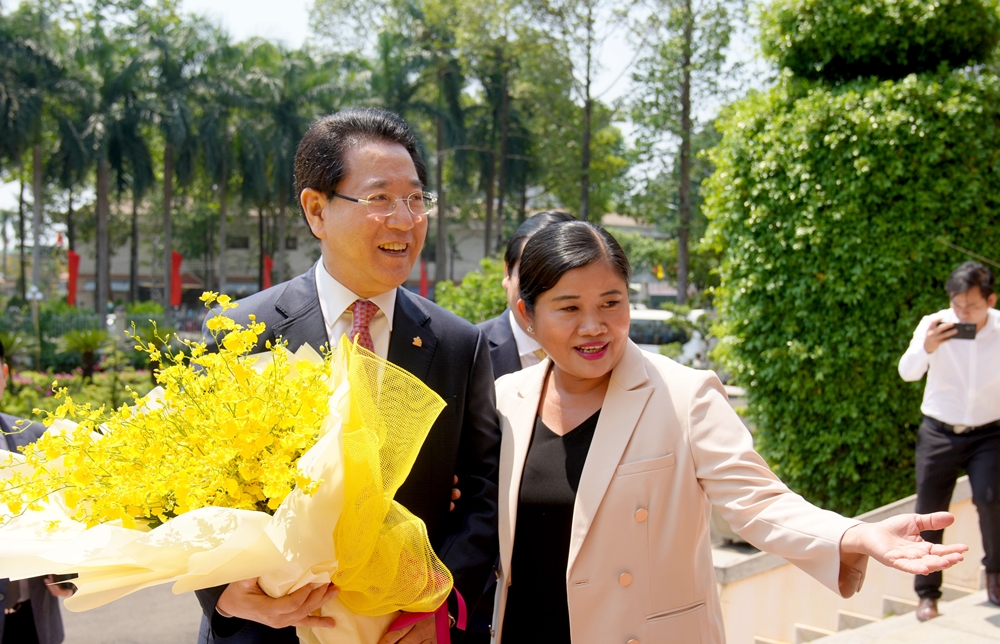 ▲ 김영록 지사가 빈프억성 인민회의 본부를 방문, 쩐 뚜에 히엔 성장의 환영을 받고 있다.